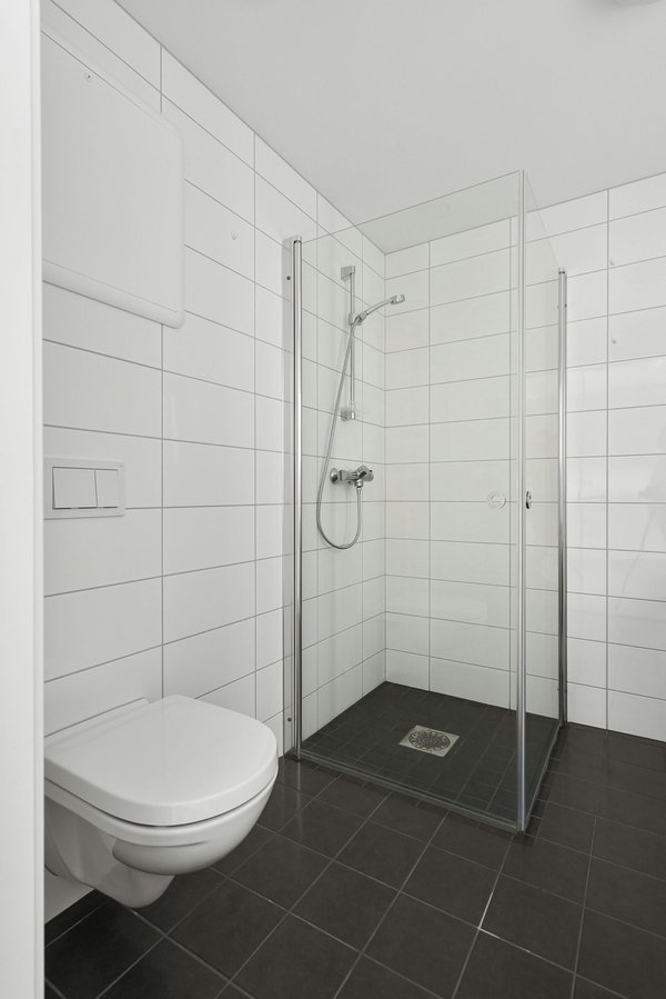 Créer une salle de bain moderne avec un receveur de douche 120x90 : inspirations et choix techniques
